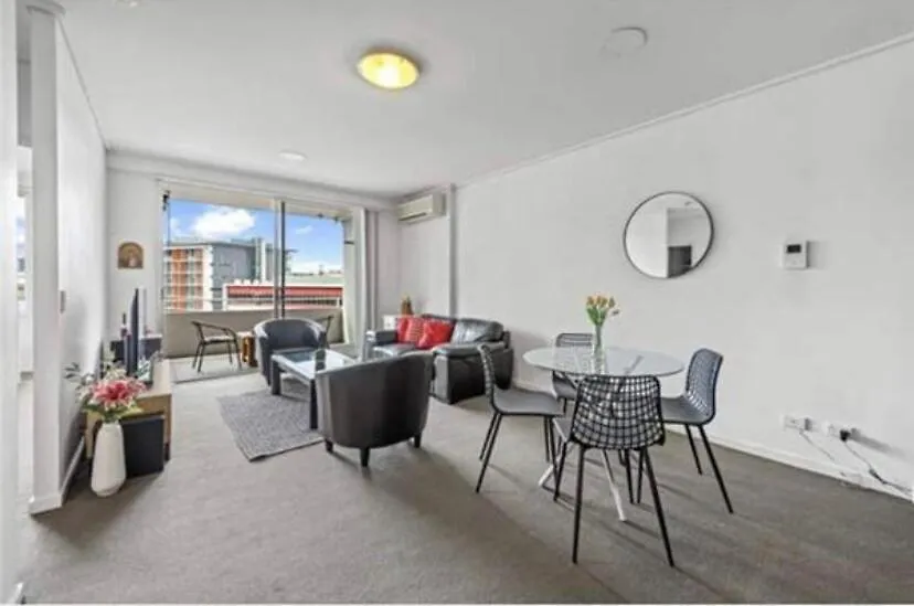 Beautiful 2 Bedroom Unit Great Location Brisbane Australia